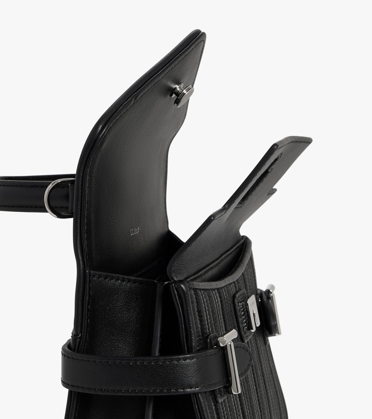 Kleine Handtasche mit Doppelklappe Emilie aus wiederverwendetem geflochtenem Leder